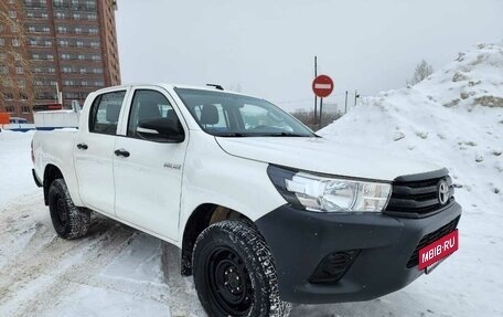 Toyota Hilux VIII, 2016 год, 1 995 000 рублей, 2 фотография