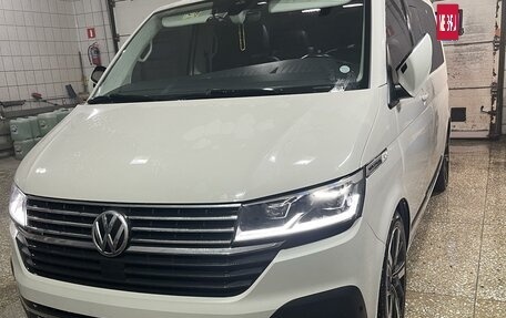 Volkswagen Multivan T6 рестайлинг, 2020 год, 6 500 000 рублей, 2 фотография