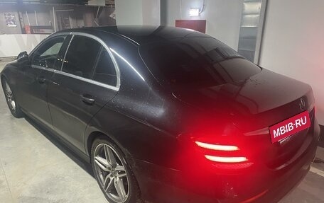 Mercedes-Benz E-Класс, 2018 год, 3 450 000 рублей, 5 фотография