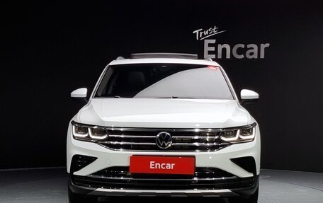 Volkswagen Tiguan II, 2021 год, 1 940 000 рублей, 3 фотография