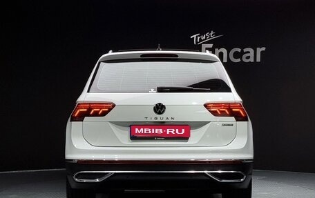 Volkswagen Tiguan II, 2021 год, 1 940 000 рублей, 4 фотография
