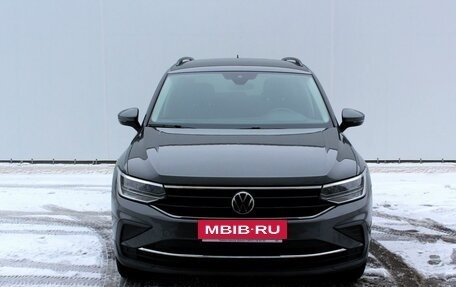 Volkswagen Tiguan II, 2021 год, 3 650 000 рублей, 2 фотография