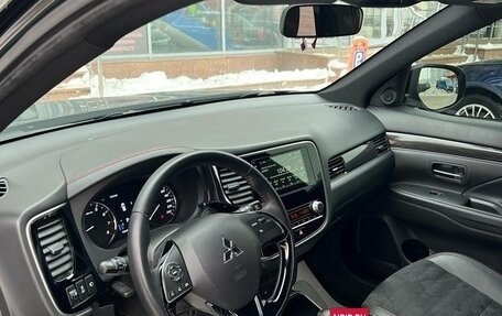 Mitsubishi Outlander III рестайлинг 3, 2020 год, 2 500 000 рублей, 5 фотография