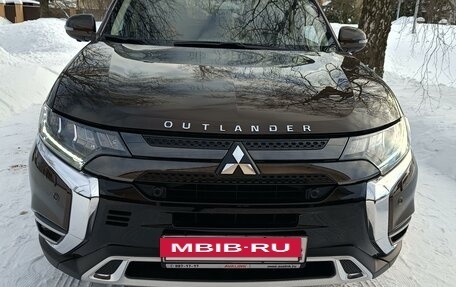 Mitsubishi Outlander III рестайлинг 3, 2021 год, 3 350 000 рублей, 2 фотография