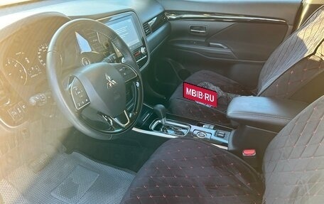 Mitsubishi Outlander III рестайлинг 3, 2022 год, 3 050 000 рублей, 7 фотография