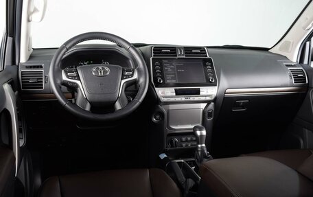 Toyota Land Cruiser Prado 150 рестайлинг 2, 2022 год, 8 349 000 рублей, 6 фотография
