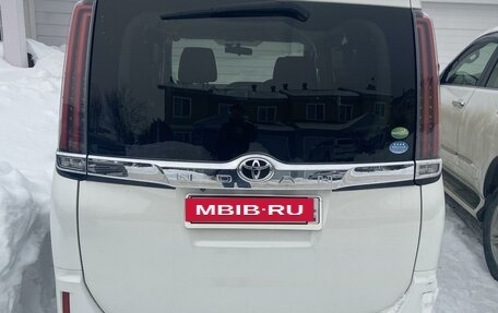 Toyota Noah III, 2018 год, 2 150 000 рублей, 2 фотография