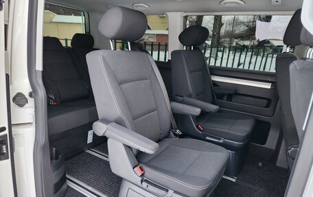 Volkswagen Multivan T6 рестайлинг, 2018 год, 3 850 000 рублей, 12 фотография