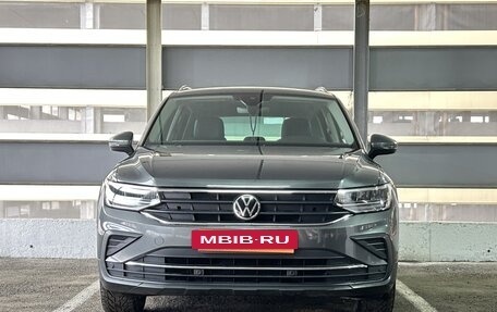 Volkswagen Tiguan II, 2021 год, 3 299 000 рублей, 2 фотография