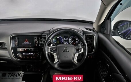 Mitsubishi Outlander III рестайлинг 3, 2018 год, 2 899 000 рублей, 8 фотография