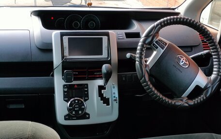 Toyota Voxy II, 2012 год, 1 450 000 рублей, 9 фотография