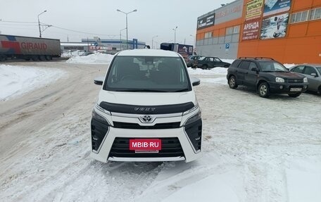 Toyota Voxy III, 2018 год, 2 770 000 рублей, 2 фотография