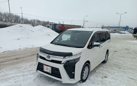 Toyota Voxy III, 2018 год, 2 770 000 рублей, 3 фотография