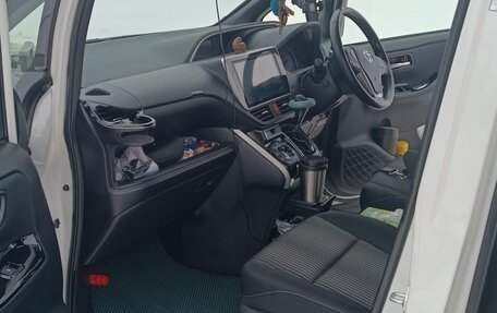 Toyota Voxy III, 2018 год, 2 770 000 рублей, 27 фотография