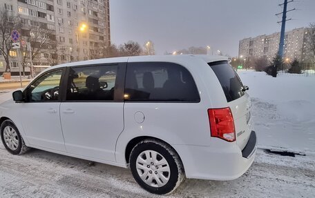 Dodge Caravan V, 2020 год, 2 750 000 рублей, 3 фотография