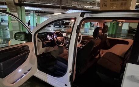 Dodge Caravan V, 2020 год, 2 750 000 рублей, 5 фотография