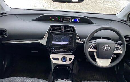 Toyota Prius IV XW50, 2018 год, 1 888 000 рублей, 12 фотография