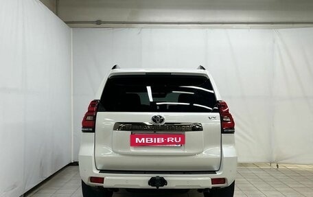 Toyota Land Cruiser Prado 150 рестайлинг 2, 2022 год, 7 850 000 рублей, 5 фотография