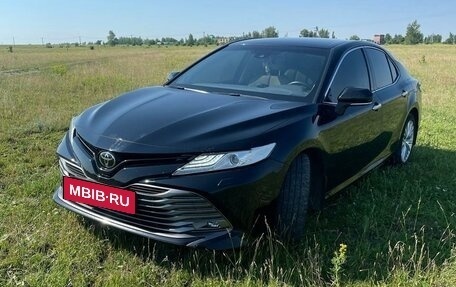 Toyota Camry, 2020 год, 3 300 000 рублей, 2 фотография