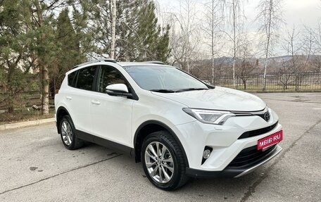 Toyota RAV4, 2017 год, 3 170 000 рублей, 3 фотография