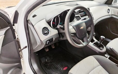 Chevrolet Cruze II, 2010 год, 670 000 рублей, 16 фотография