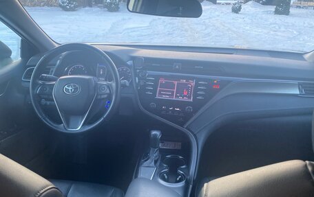 Toyota Camry, 2019 год, 2 600 000 рублей, 3 фотография