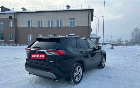 Toyota RAV4, 2019 год, 3 650 000 рублей, 9 фотография