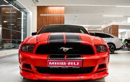 Ford Mustang VI рестайлинг, 2013 год, 1 999 990 рублей, 2 фотография