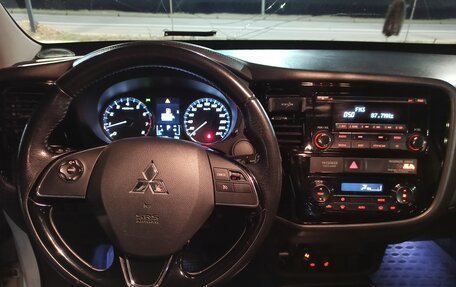Mitsubishi Outlander III рестайлинг 3, 2018 год, 1 990 000 рублей, 14 фотография