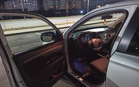 Mitsubishi Outlander III рестайлинг 3, 2018 год, 1 990 000 рублей, 13 фотография