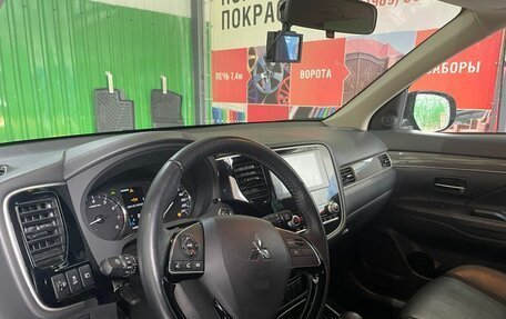 Mitsubishi Outlander III рестайлинг 3, 2021 год, 3 300 000 рублей, 13 фотография