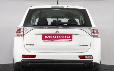 Mitsubishi Outlander III рестайлинг 3, 2013 год, 1 649 000 рублей, 6 фотография