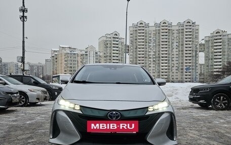 Toyota Prius IV XW50, 2017 год, 2 100 000 рублей, 2 фотография
