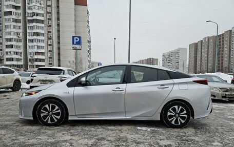 Toyota Prius IV XW50, 2017 год, 2 100 000 рублей, 4 фотография