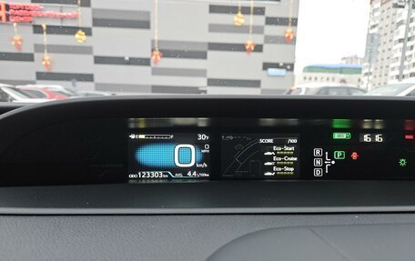 Toyota Prius IV XW50, 2017 год, 2 100 000 рублей, 9 фотография