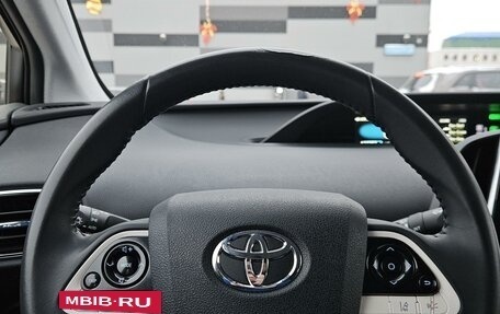 Toyota Prius IV XW50, 2017 год, 2 100 000 рублей, 10 фотография