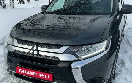 Mitsubishi Outlander III рестайлинг 3, 2019 год, 2 300 000 рублей, 4 фотография