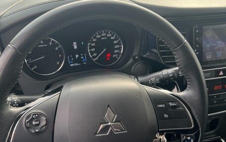 Mitsubishi Outlander III рестайлинг 3, 2019 год, 2 300 000 рублей, 13 фотография