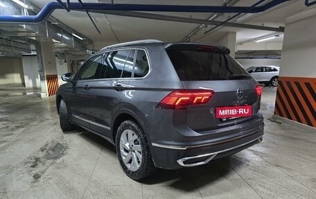 Volkswagen Tiguan II, 2021 год, 3 990 000 рублей, 3 фотография