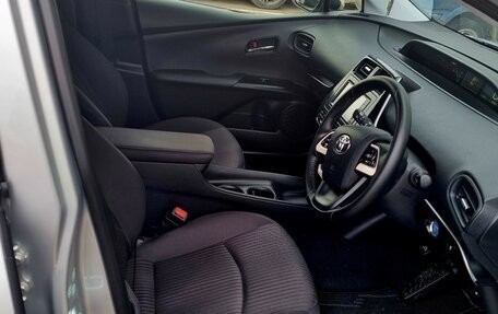Toyota Prius IV XW50, 2016 год, 1 750 000 рублей, 2 фотография