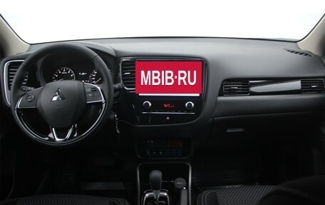 Mitsubishi Outlander III рестайлинг 3, 2021 год, 2 540 000 рублей, 10 фотография