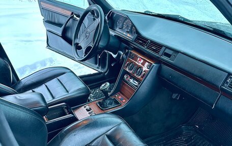 Mercedes-Benz E-Класс, 1993 год, 250 000 рублей, 2 фотография