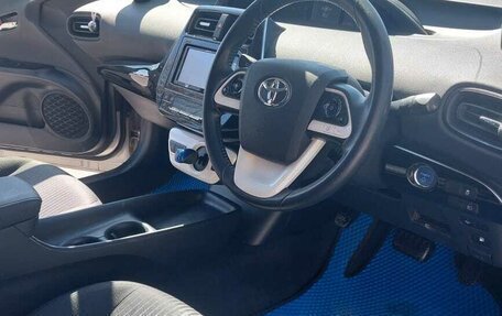 Toyota Prius IV XW50, 2016 год, 1 555 000 рублей, 2 фотография