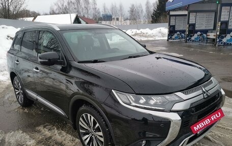 Mitsubishi Outlander III рестайлинг 3, 2019 год, 3 150 000 рублей, 3 фотография