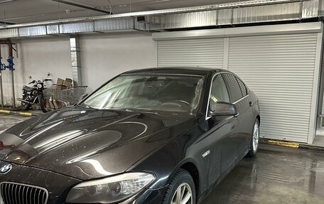 BMW 5 серия, 2011 год, 1 950 000 рублей, 2 фотография
