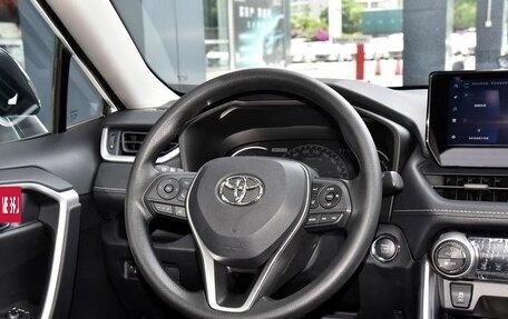 Toyota RAV4, 2023 год, 3 690 000 рублей, 10 фотография