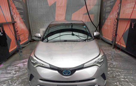 Toyota C-HR I рестайлинг, 2017 год, 2 350 000 рублей, 2 фотография
