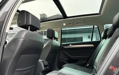 Volkswagen Passat B8 рестайлинг, 2018 год, 1 900 000 рублей, 19 фотография