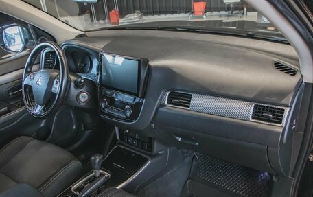 Mitsubishi Outlander III рестайлинг 3, 2017 год, 1 799 000 рублей, 6 фотография