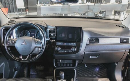 Mitsubishi Outlander III рестайлинг 3, 2017 год, 1 799 000 рублей, 15 фотография